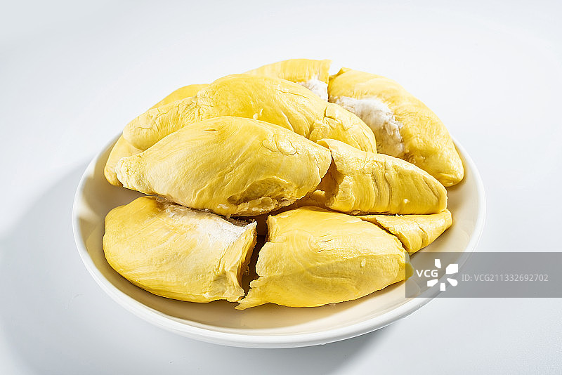白背景上一碟新鲜美味榴莲肉图片素材