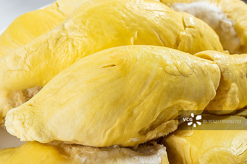 白背景上一碟新鲜美味榴莲肉图片素材
