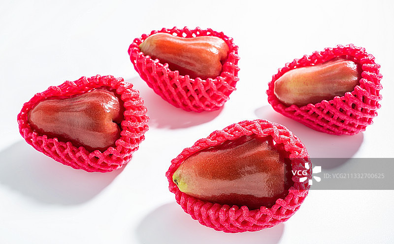 白背景上的热带水果红色莲雾图片素材