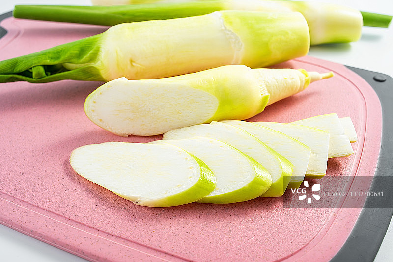 砧板上的新鲜水生蔬菜茭白图片素材