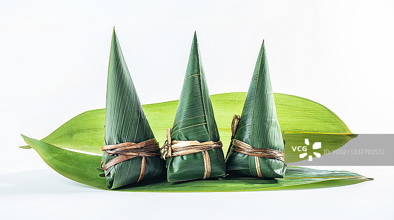 新鲜包好的三角粽子图片素材