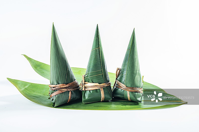 新鲜包好的三角粽子图片素材