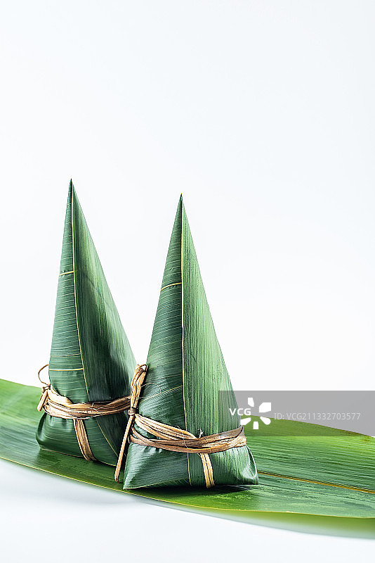 新鲜包好的三角粽子图片素材