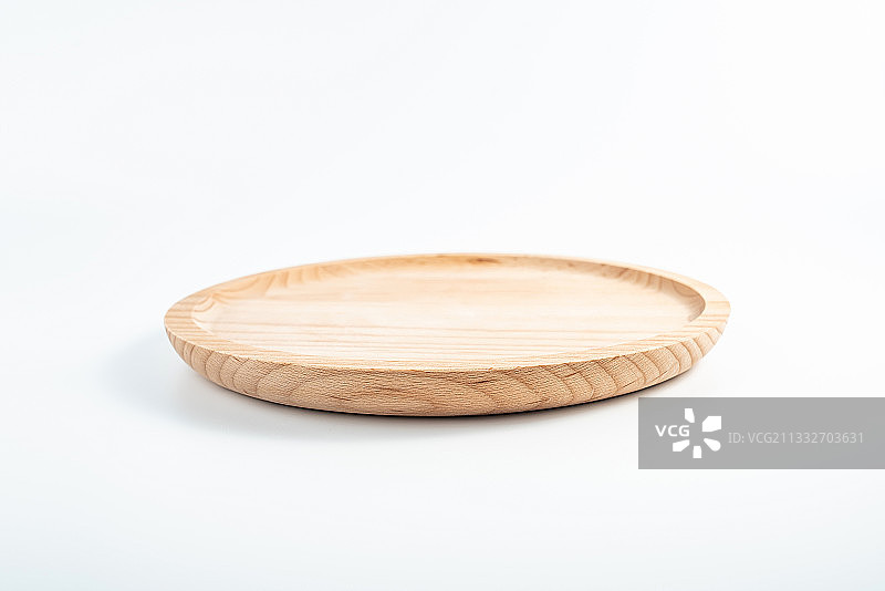 白背景上一个空木碟子图片素材
