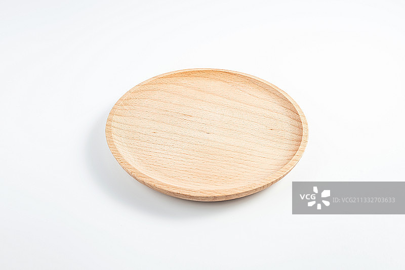 白背景上一个空木碟子图片素材