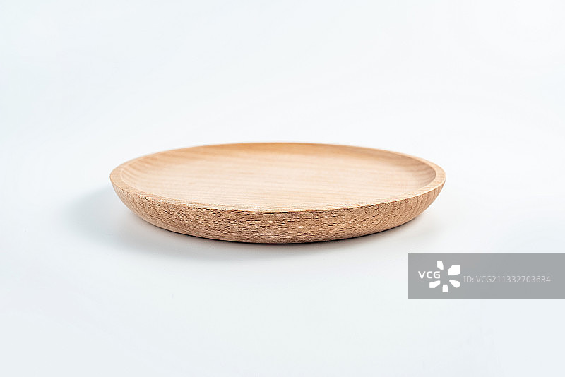 白背景上一个空木碟子图片素材