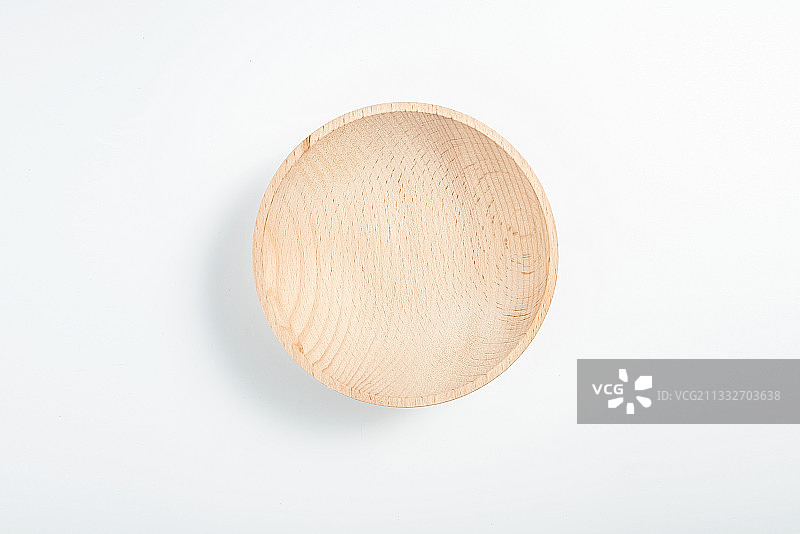 白背景上一个空木碟子图片素材