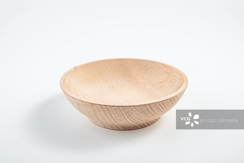 白背景上一个空木碟子图片素材