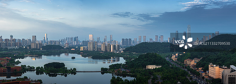 湖南省长沙市西湖公园，咸嘉湖与岳麓山城市风光图片素材