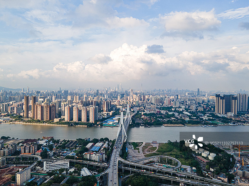 广州荔湾鹤洞大桥和城市天际线图片素材