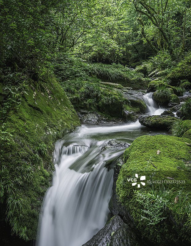 林间瀑布图片素材