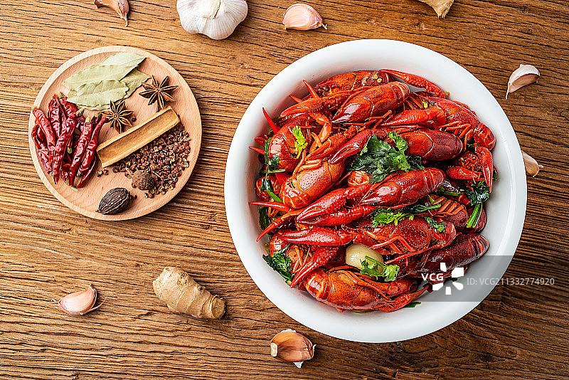 中国特色宵夜美食一盆鲜红美味香辣小龙虾图片素材