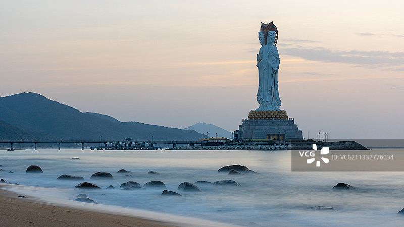 日出前的南海观音图片素材