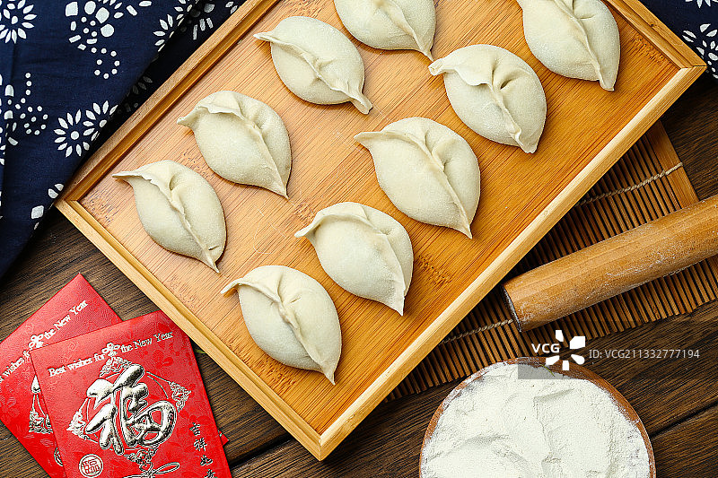 生的饺子放在竹盘里图片素材