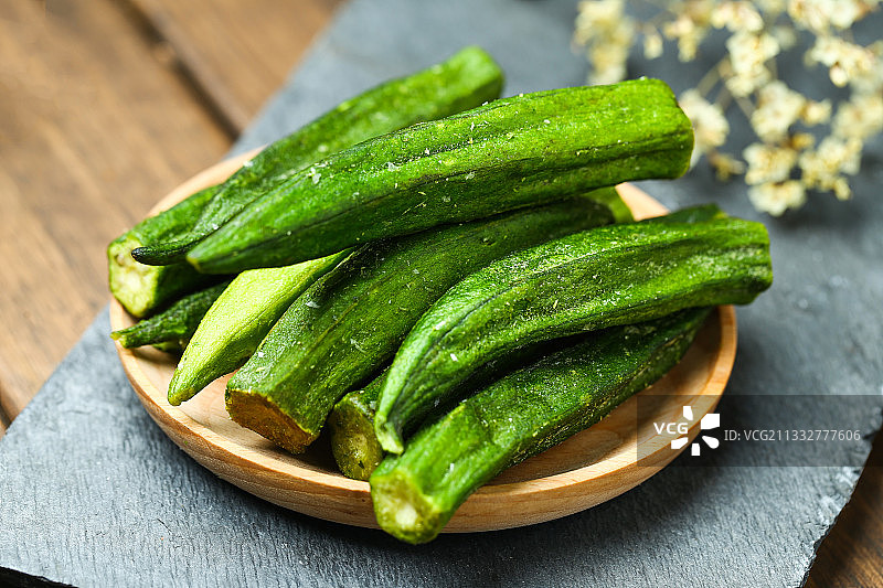 秋葵干放在石板上图片素材