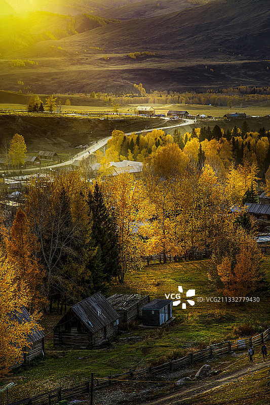 夕阳映照图瓦村图片素材