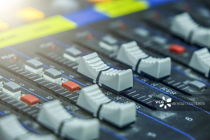 室内舞台幕后音频管理台图片素材