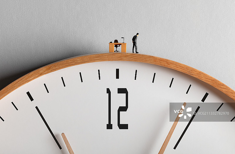 时钟微缩创意焦虑的商务男性图片素材