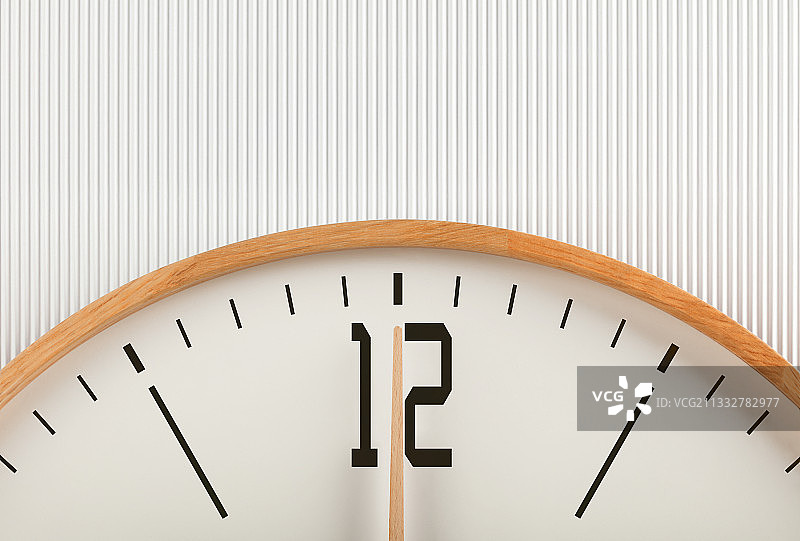 条纹创意木框时钟指针指向12点图片素材