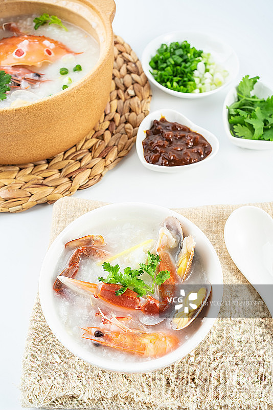 中国潮汕砂锅粥海鲜粥图片素材