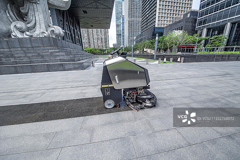 全自动户外无人驾驶智能扫地机洗地机在广场清洁地板图片素材