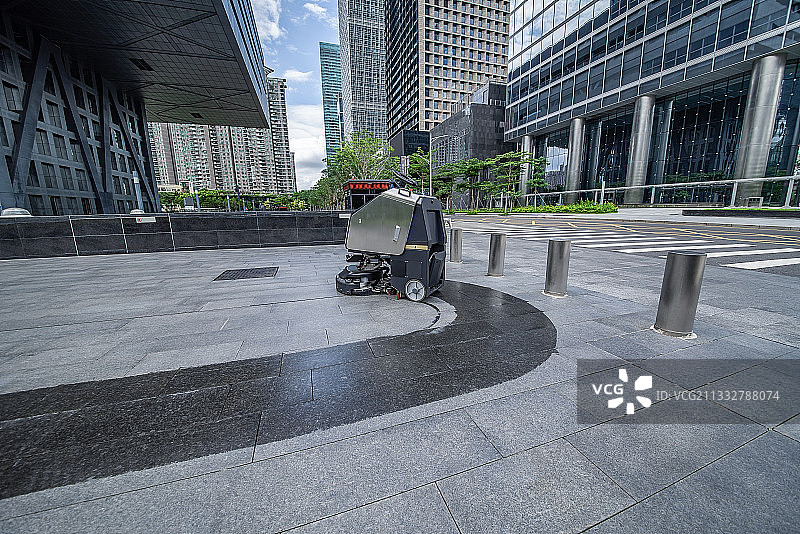 全自动户外无人驾驶智能扫地机洗地机在广场清洁地板图片素材