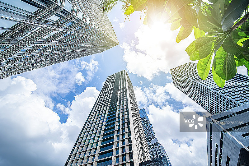 仰视的城市CBD建筑玻璃幕墙和蓝天白云图片素材