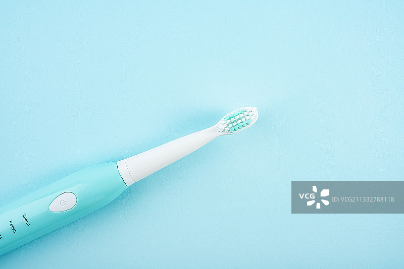 蓝色背景上一支电动牙刷图片素材