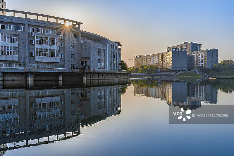 邵阳学院五泉湖泮日落图片素材