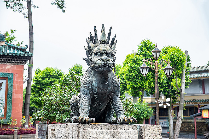 广东省佛山祖庙广场上的麒麟铜雕像图片素材