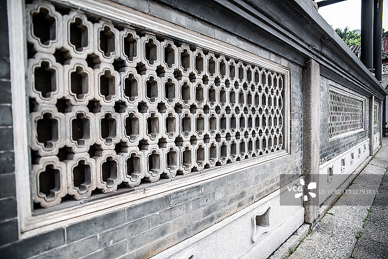 广东省佛山祖庙万福台墙壁上的镂空花格窗石窗图片素材