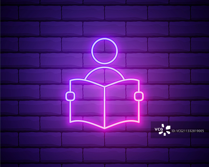 手持打开的书本的男人图片素材