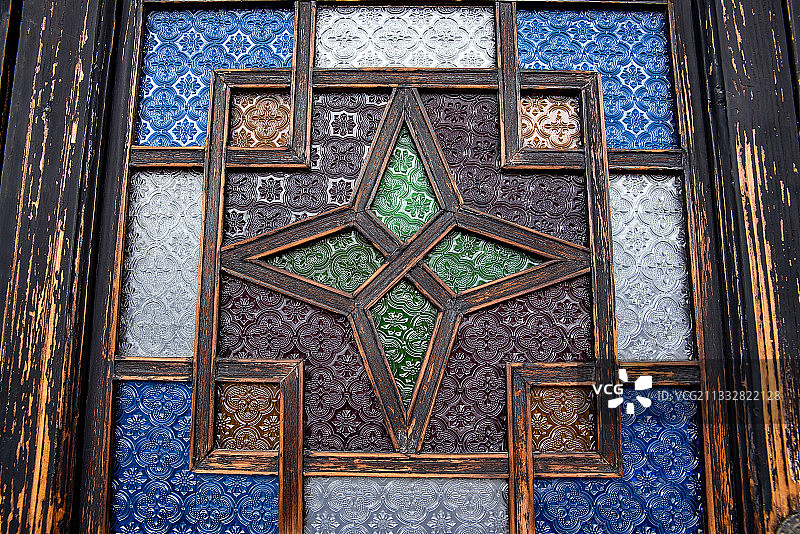 中国古建筑海棠花纹彩色玻璃格扇门图片素材