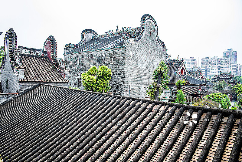 中国广东省佛山祖庙岭南古建筑的锅耳屋顶图片素材