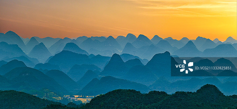 贵州万峰林清晨的山峦图片素材