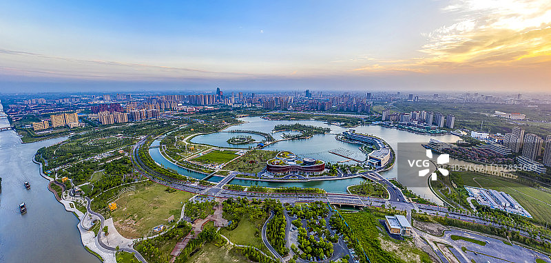 晚霞下的奉贤新城上海之鱼图片素材