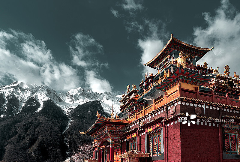 西藏林芝波密波都藏布河谷深处的藏传寺庙图片素材