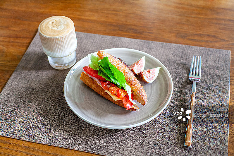 放在桌上的健康早餐图片素材