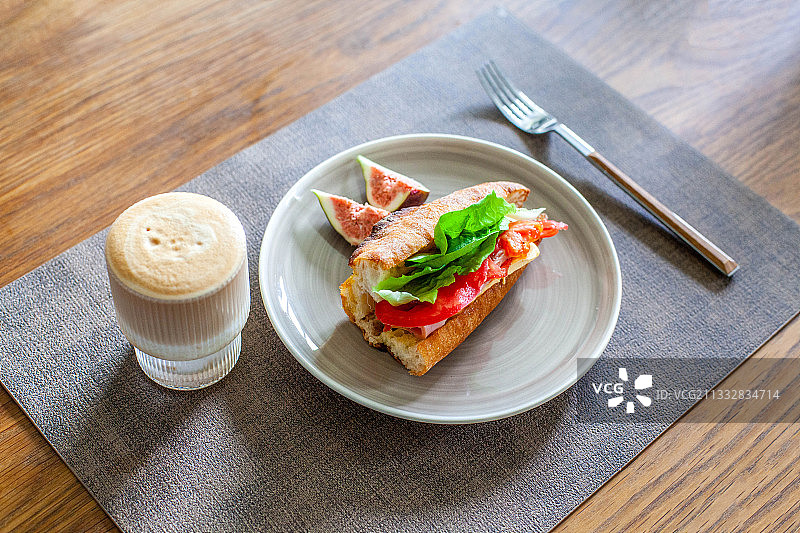 放在桌上的健康早餐图片素材