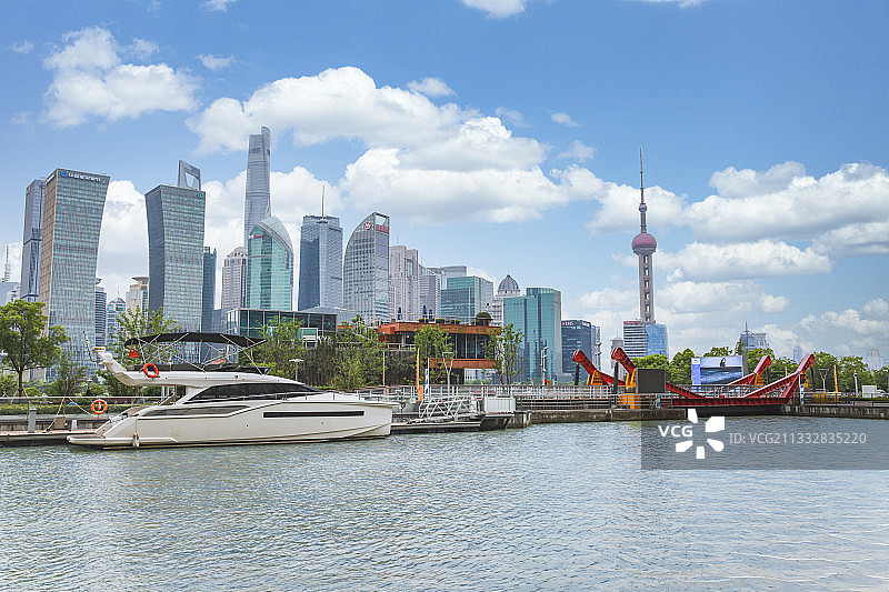 蓝天白云的上港邮轮城图片素材