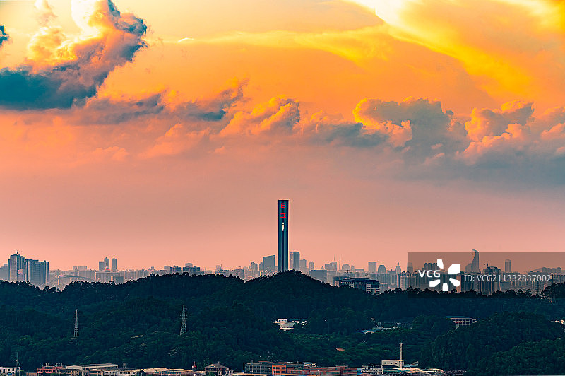 广州 | 云霞下的日立电梯大楼图片素材
