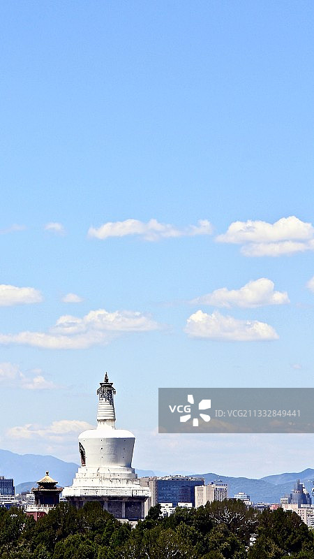 夏日蓝天白云下的北海白塔图片素材