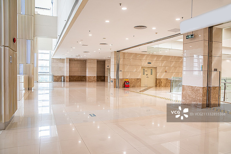 现代建筑购物中心空间环境,明亮的商场大厅图片素材