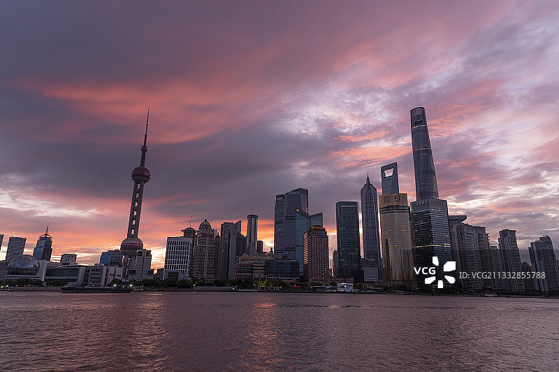 早起赶到外滩记录魔都暴雨后的朝霞图片素材