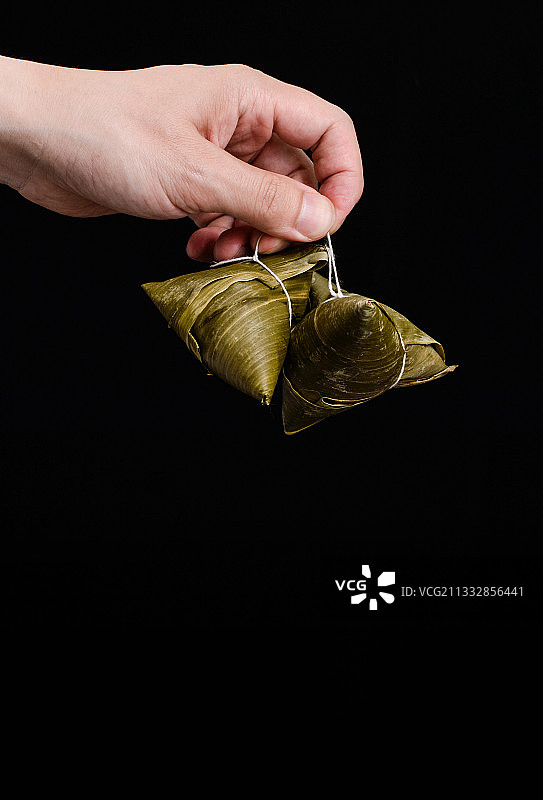 男性手拿端午粽子图片素材