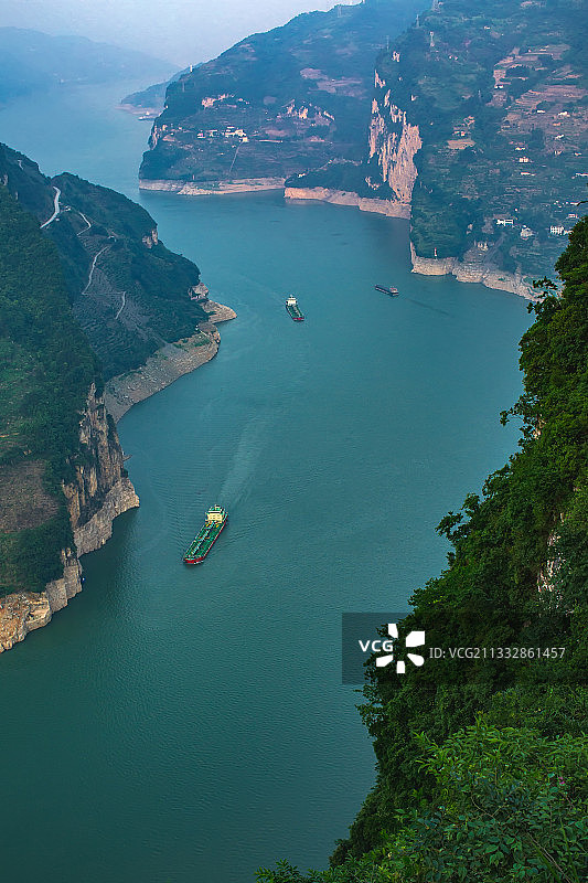 西陵峡风光：轮船在牛肝马肺峡航行图片素材