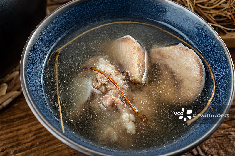 广东老火靓汤鸡骨草煲猪骨汤图片素材