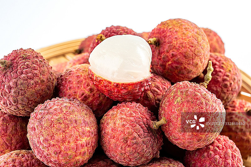 白背景上的新鲜桂味荔枝图片素材