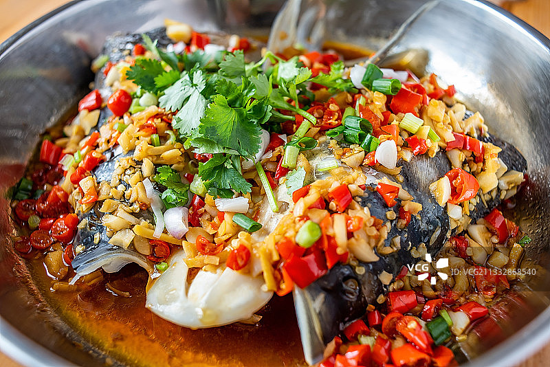 一大盆湖南菜剁椒鱼头在餐桌上图片素材