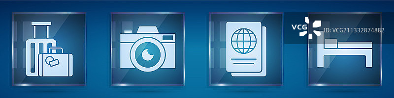 旅行箱、相机、护照和床素材图片素材